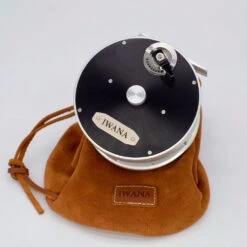 Iwana Salmon Fliegenrolle Classic -Bestes Angeln Geschäft 7E8FFA6E 7D87 42CF 8AB4 9BF883B7E957 38797 000005DB47F9F636 1024x1024 0bdecd08 ea5f 467f 8698 ae3e2234d88d